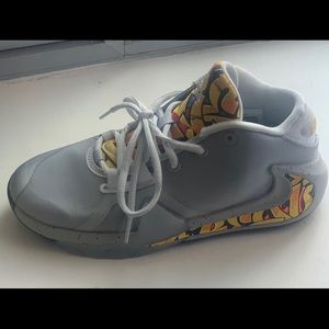 Nike air freeze. Gray/yellow